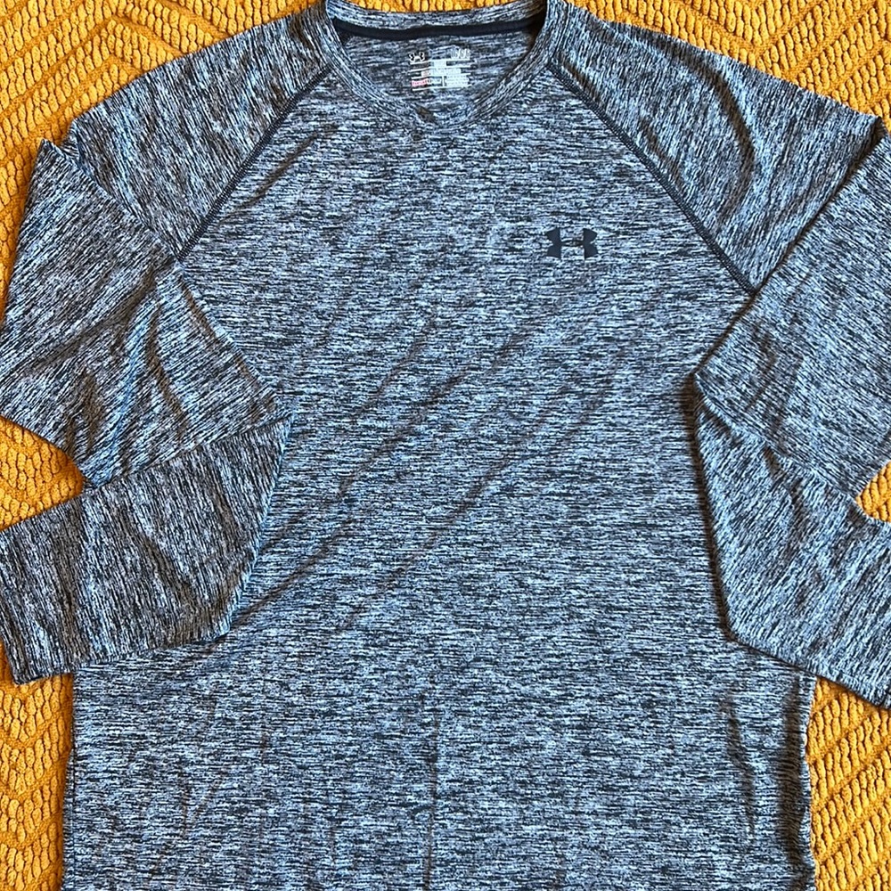 Men’s HeatGear Under Armour loose fit long sleeve Size large Excellent condition